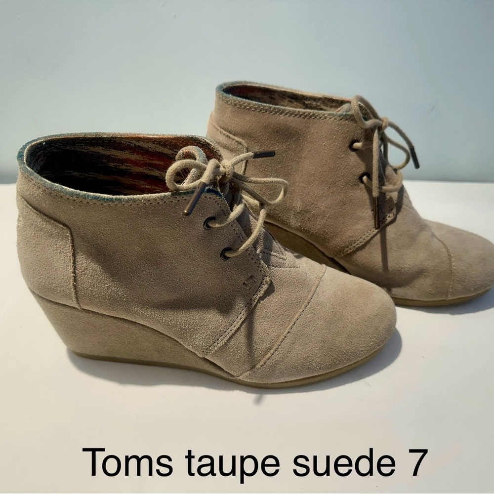 TOMS Taupe Suede Lace-Up Wedge Ankle Boots size 7